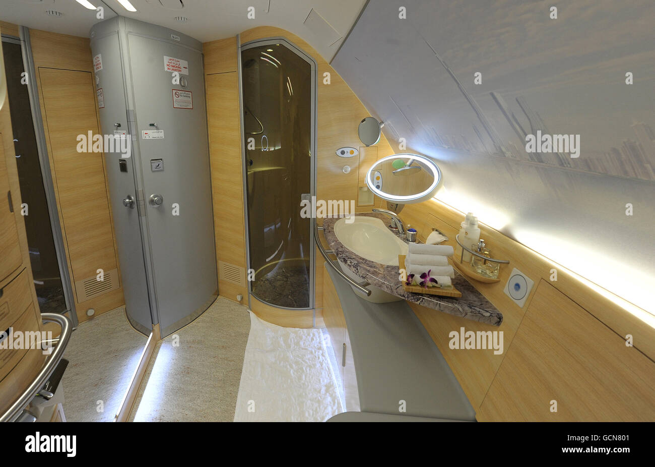 Eine Dusche im First Class-Bereich eines Emirates Airbus A380 an dem Tag,  an dem er zum ersten Mal am Flughafen Manchester landete, Manchester  Stockfotografie - Alamy