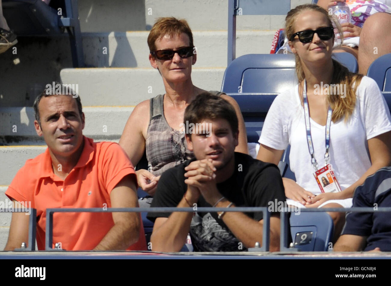 Kim Sears (rechts), Judy Murray und Alex Corretja während des dritten Tages der US Open, in Flushing Meadows, New York, USA. Stockfoto