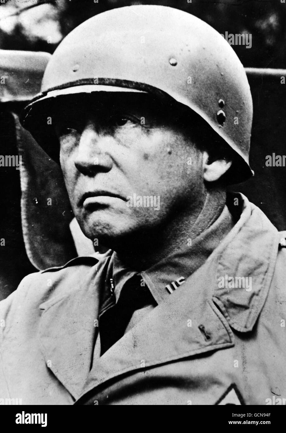 Es wird bekannt gegeben, dass der Zustand von General George S Patton aufgrund von Lungenkomplikationen eine ernsthafte Wendung zum Schlimmsten genommen hat. Der Generalkommandeur der 15. US-Armee erlitt Rückenverletzungen, als sein Auto am 9. dezember bei Mannheim mit einem Armeelaufwagen kollidierte. Der 60-jährige General ist Experte für Panzerkrieg und Absolvent der United States Military Academy. Zur Zeit befindet er sich in einem Militärkrankenhaus in Heidelberg, wo seine aus den USA geflogen Frau am Krankenbett liegt. Dezember 1945 Stockfoto