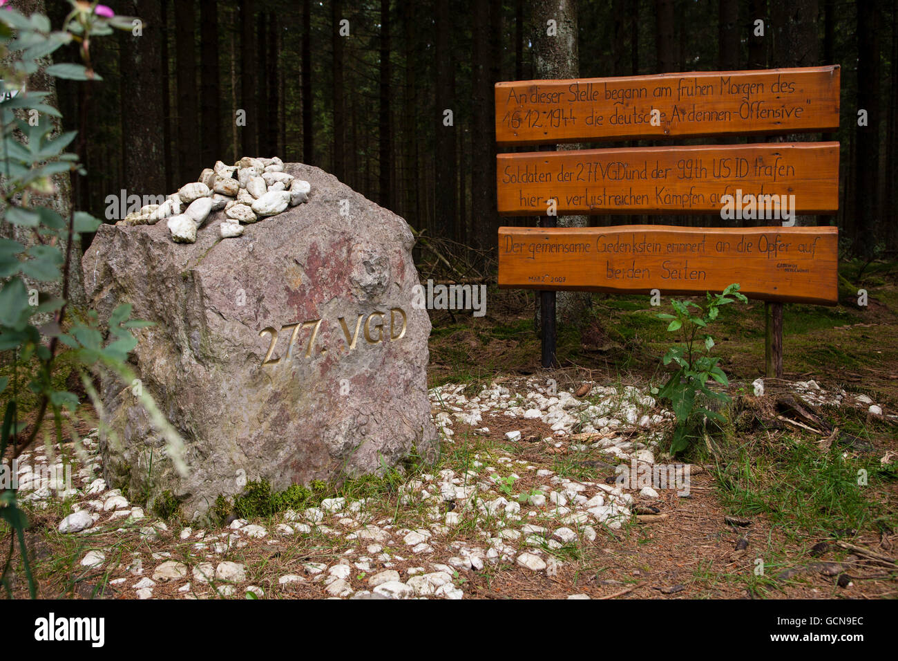Europa, Deutschland, Nordrhein-Westfalen, Gedenkstein und Plaque die Ardennenoffensive in einem Wald in der Nähe von Hellenthal-Holler Stockfoto