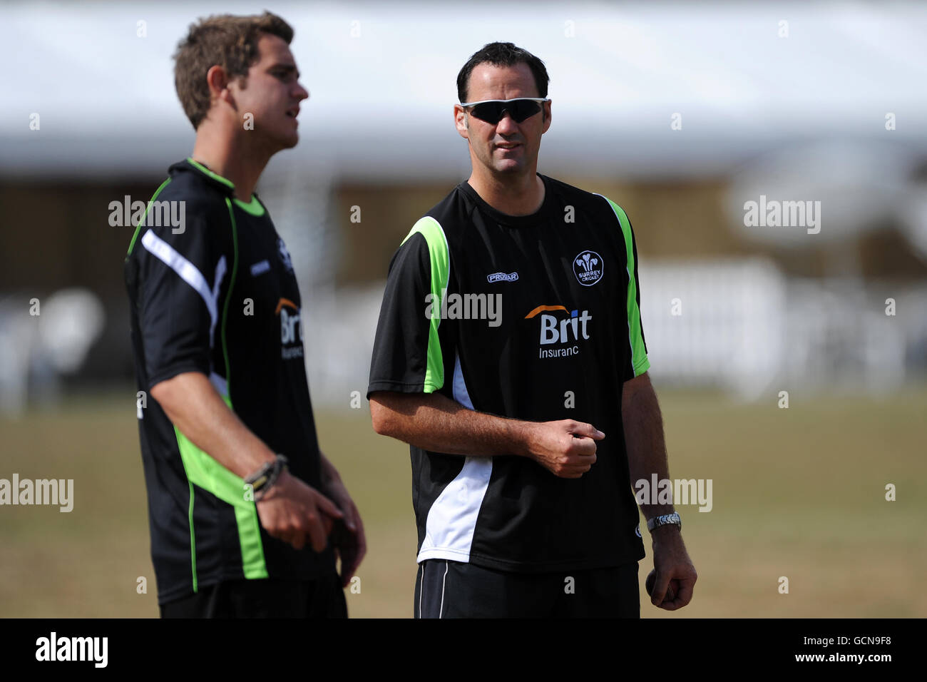 Cricket - Liverpool Victoria County Championship - Division Two - Tag drei - Surrey V Sussex - Guildford Cricket Club. Surrey Bowling Coach Martin Bichnell (Mitte) Stockfoto