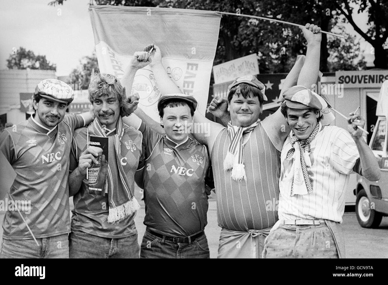 Begeisterte Everton-Fans kommen im Wembley Stadium an, um den heutigen Vorhang für die Fußballsaison, das Spiel des FA Charity Shield gegen die FA Cup-Gewinner Coventry City, zu schlagen. Stockfoto