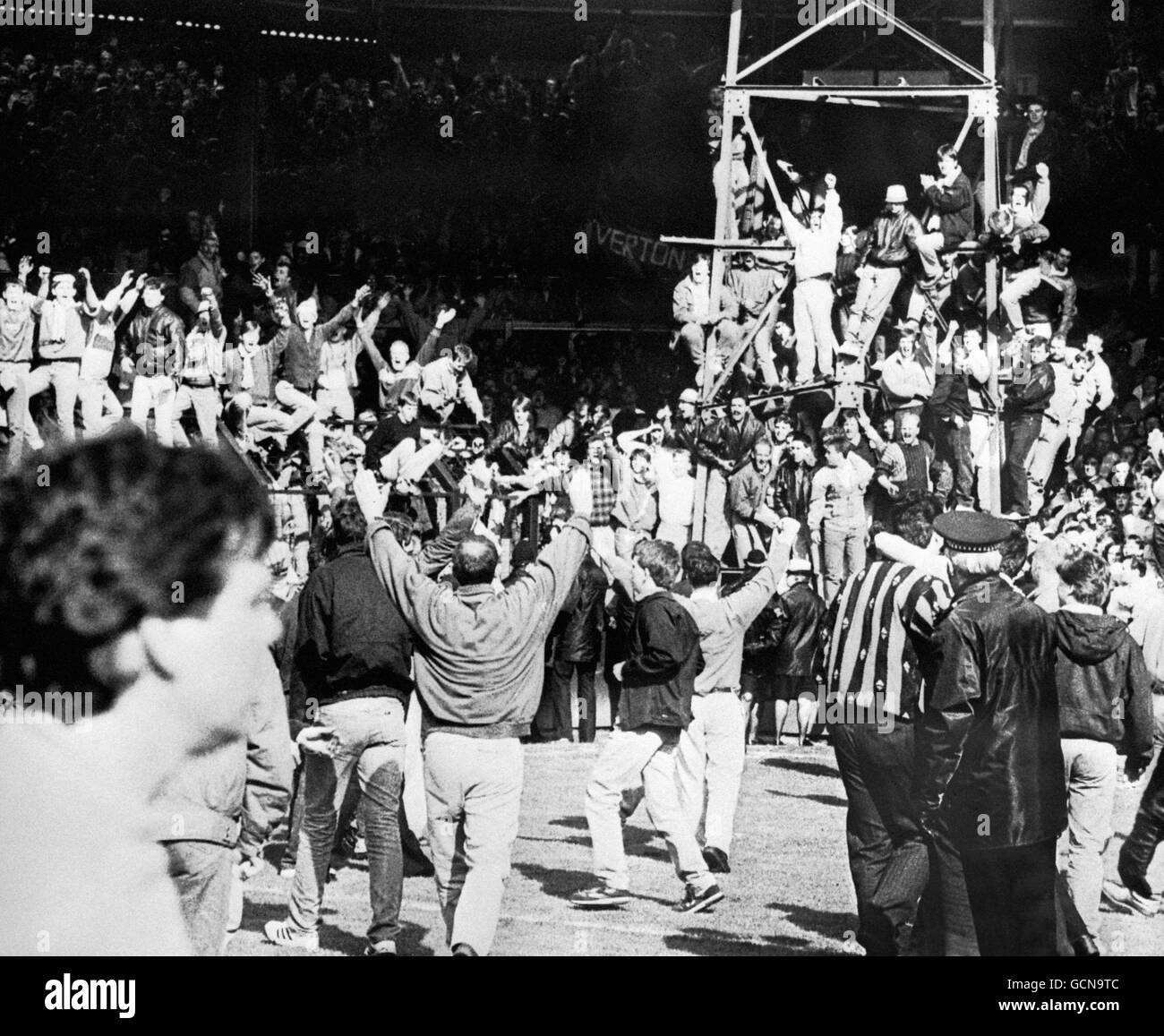 Jubelende Everton-Fans feiern auf dem Spielfeld, nachdem ihr Team nach dem Sieg über Norwich City im Jahr 1-0 die League Championship gewonnen hatte. Stockfoto