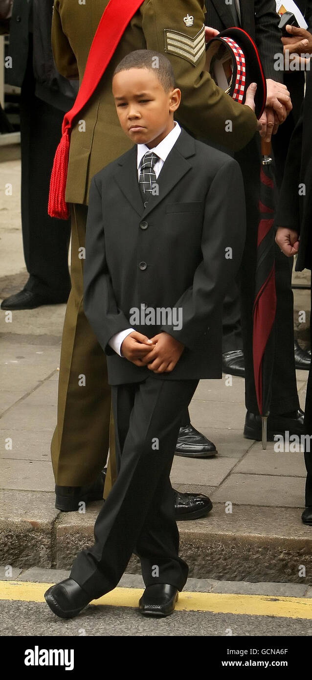 Kevin, der Sohn von Lance Sergeant Dale McCallum, 31, von 1. Bataillon Schotten Wachen, kümmert sich nach der Beerdigung seines Vaters in der New Testament Church of God, in Willesden, Nord-London. Stockfoto