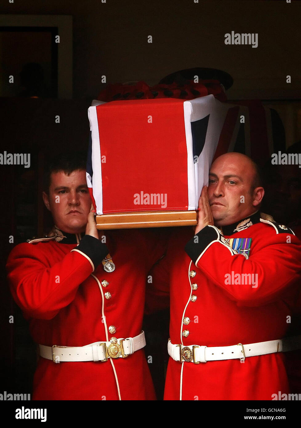 Die Paletträter tragen den Sarg von Lance Sergeant Dale McCallum, 31, der Scots Guards des 1. Bataillons, aus der neutestamentlichen Kirche Gottes in Willesden, im Norden Londons, nach seiner Beerdigung. Stockfoto