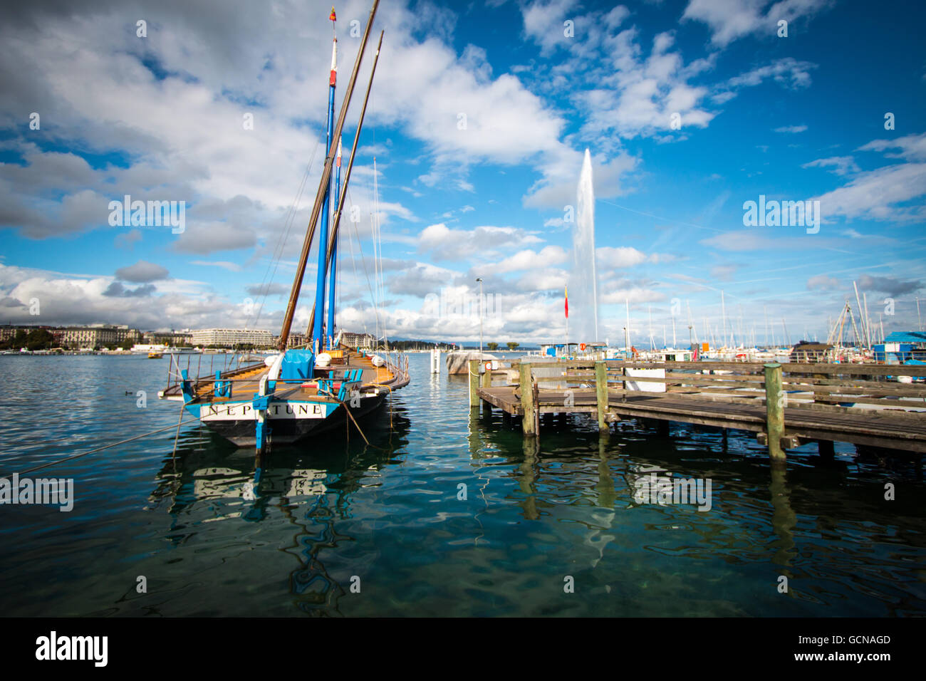 Alten Holzboot ruht auf der Anlegestelle vor der Schweizer Nationaldenkmal in Genf, Schweiz. Stockfoto