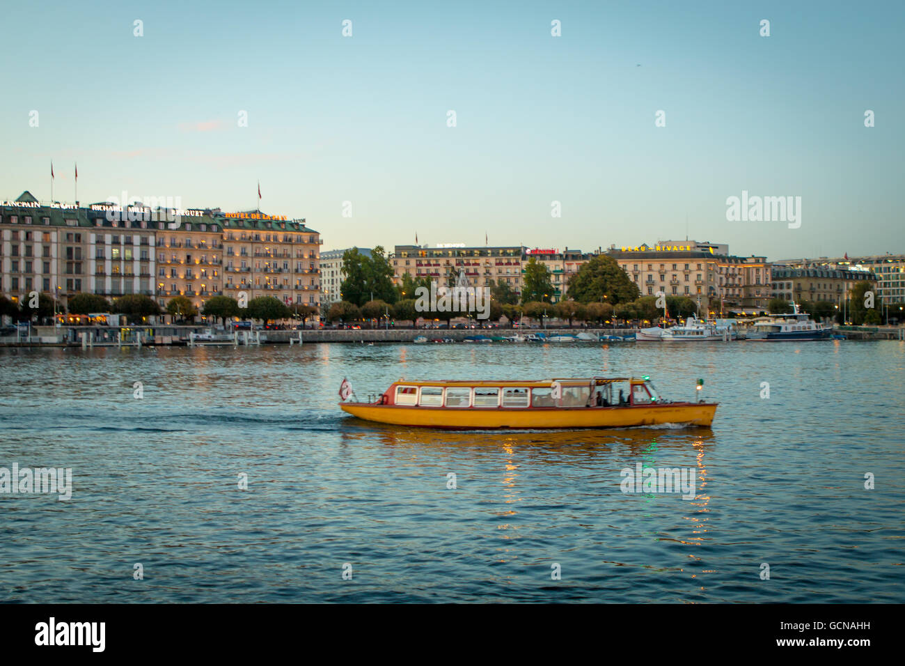 Bild von der rechten Ufer am Flussufer in Genf, Schweiz. In den See Léman in einem Mouette Boot verwendet für den Transport im Einsatz Stockfoto