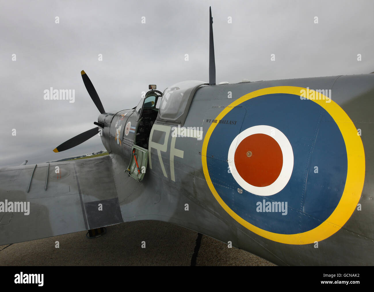 Eine Mk VB Spitfire nach der Landung auf dem Biggin Hill Airport in Kent nach einem Flipper über dem Flughafen anlässlich des 70. Jahrestages von Winston Churchills Hommage an "die wenigen" im August 1940. Stockfoto