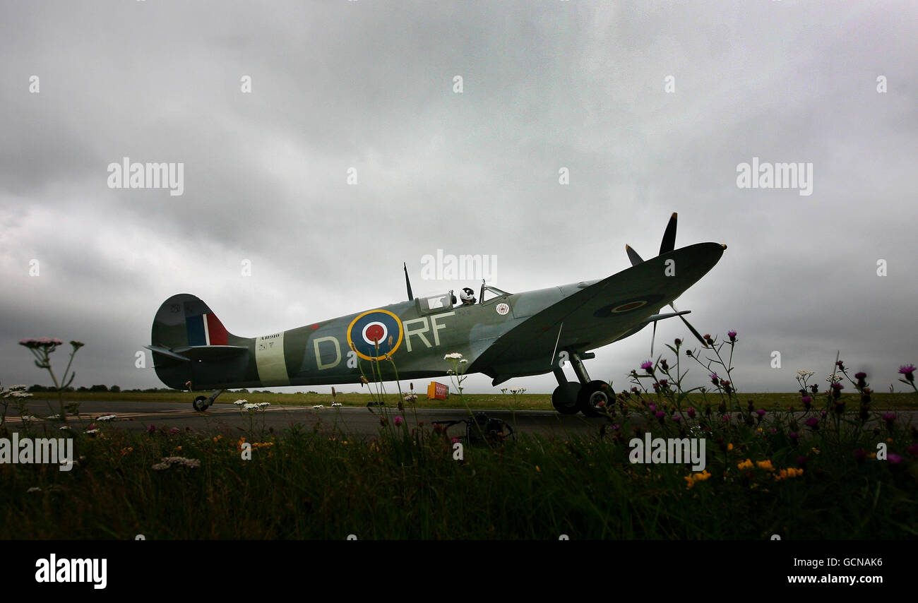 Eine Mk VB Spitfire nach der Landung auf dem Biggin Hill Airport in Kent nach einem Flipper über dem Flughafen anlässlich des 70. Jahrestages von Winston Churchills Hommage an "die wenigen" im August 1940. Stockfoto