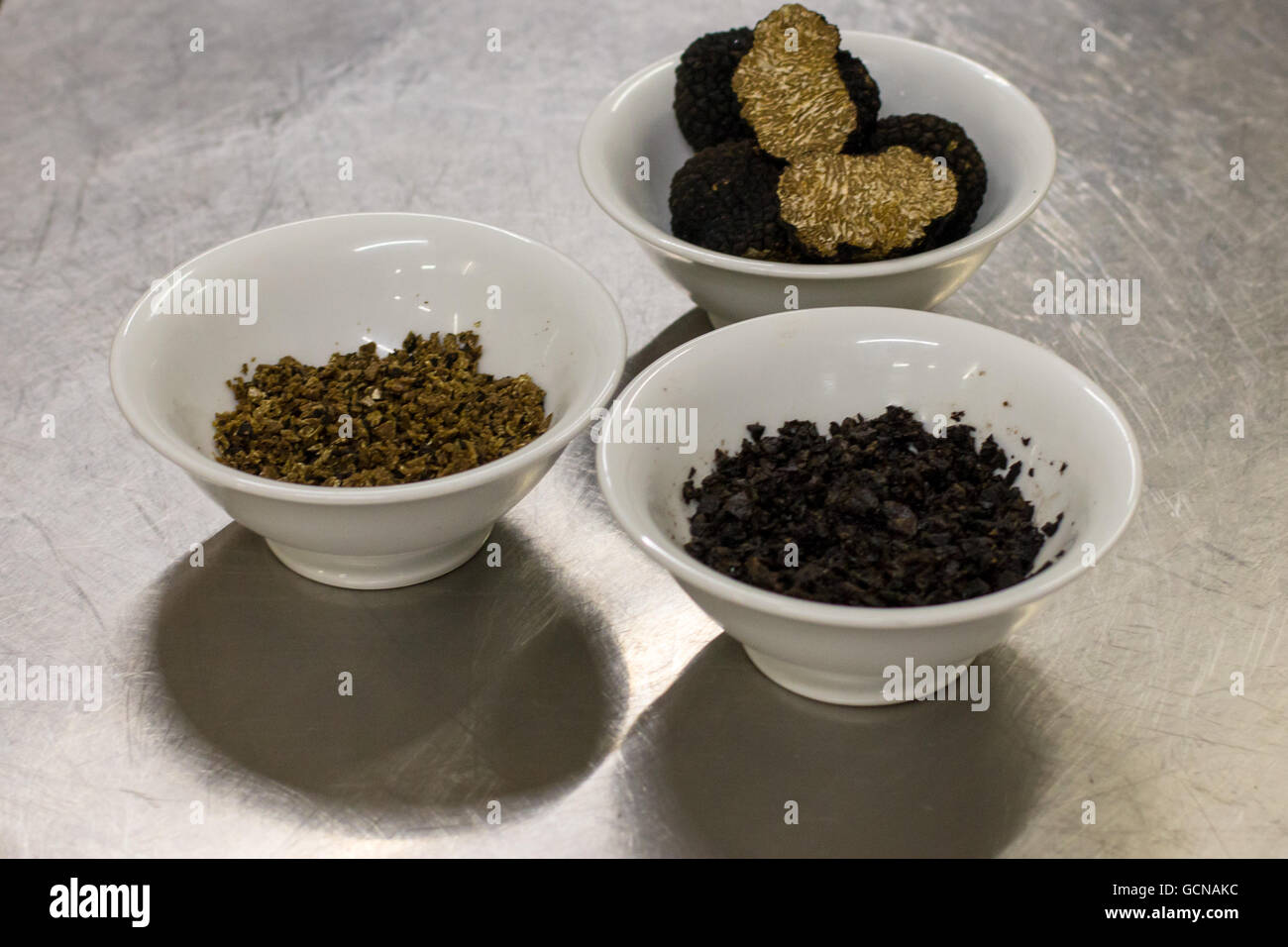 3 Schüsseln mit Trüffel, schwarze Trüffel und gehackte Trüffel auf einem Küchentisch im Crillon le Brave, France. Stockfoto