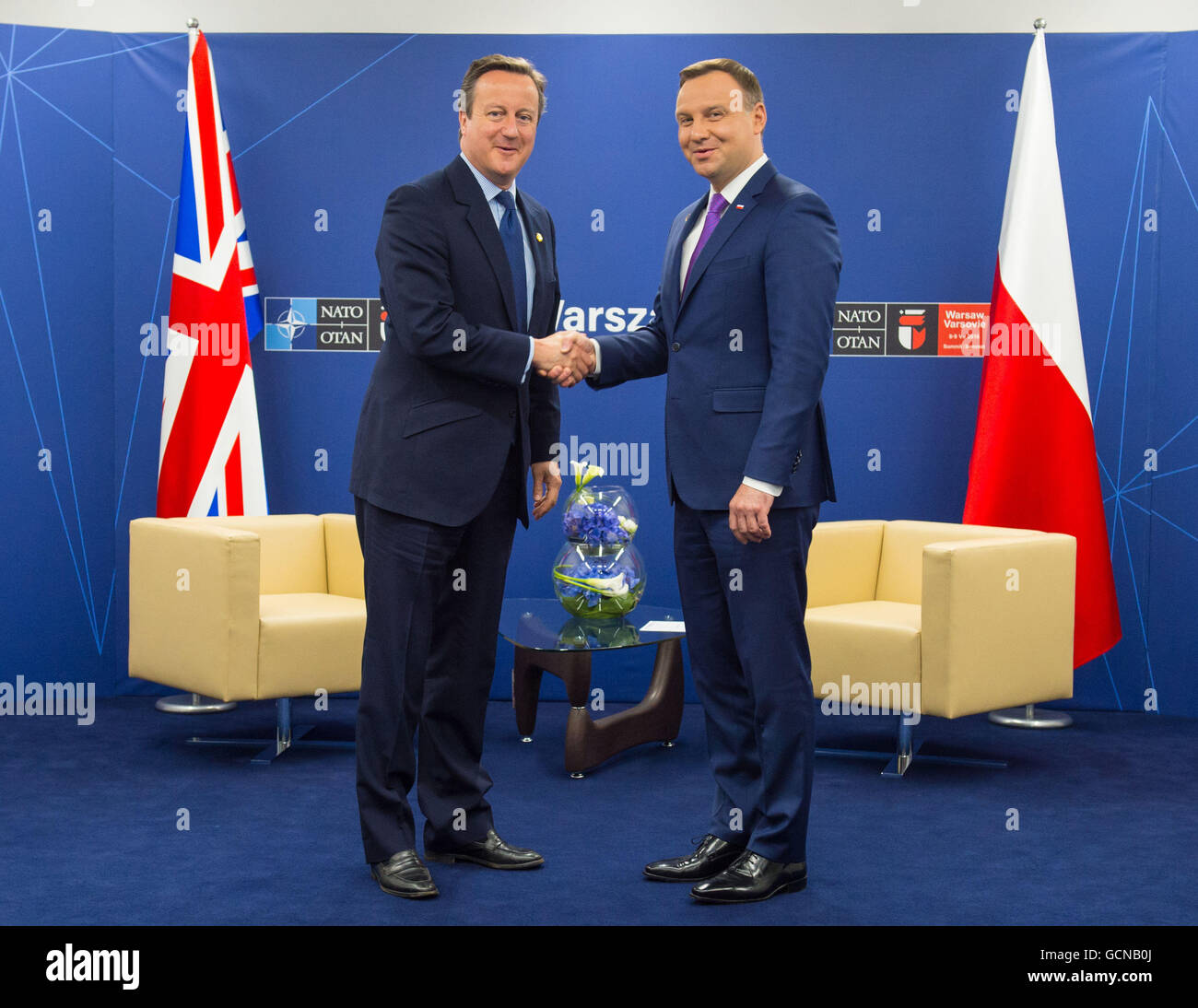 Premierminister David Cameron (links) trifft Präsident von Polen Andrzej Duda in einem bilateralen Treffen am zweiten Tag des Nato-Gipfels in das Nationalstadion in Warschau, Polen. Stockfoto