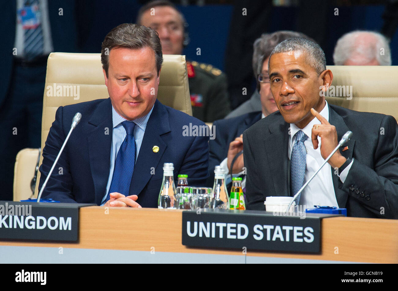 Premierminister David Cameron (links) und US-Präsident Barack Obama vor Beginn einer Sitzung des Nordatlantikrats am Tag zwei der Nato-Gipfel im Nationalstadion in Warschau, Polen. Stockfoto