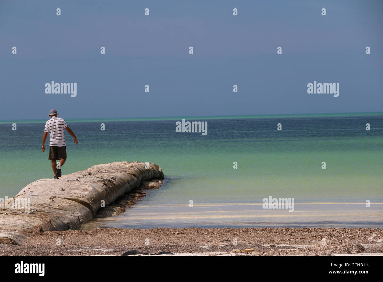 Mann zu Fuß in absolut ruhiger Umgebung in einem kleinen Paradies. Im Nordwesten von Cancun, Mexiko, befindet sich der Insel Holbox jus Stockfoto