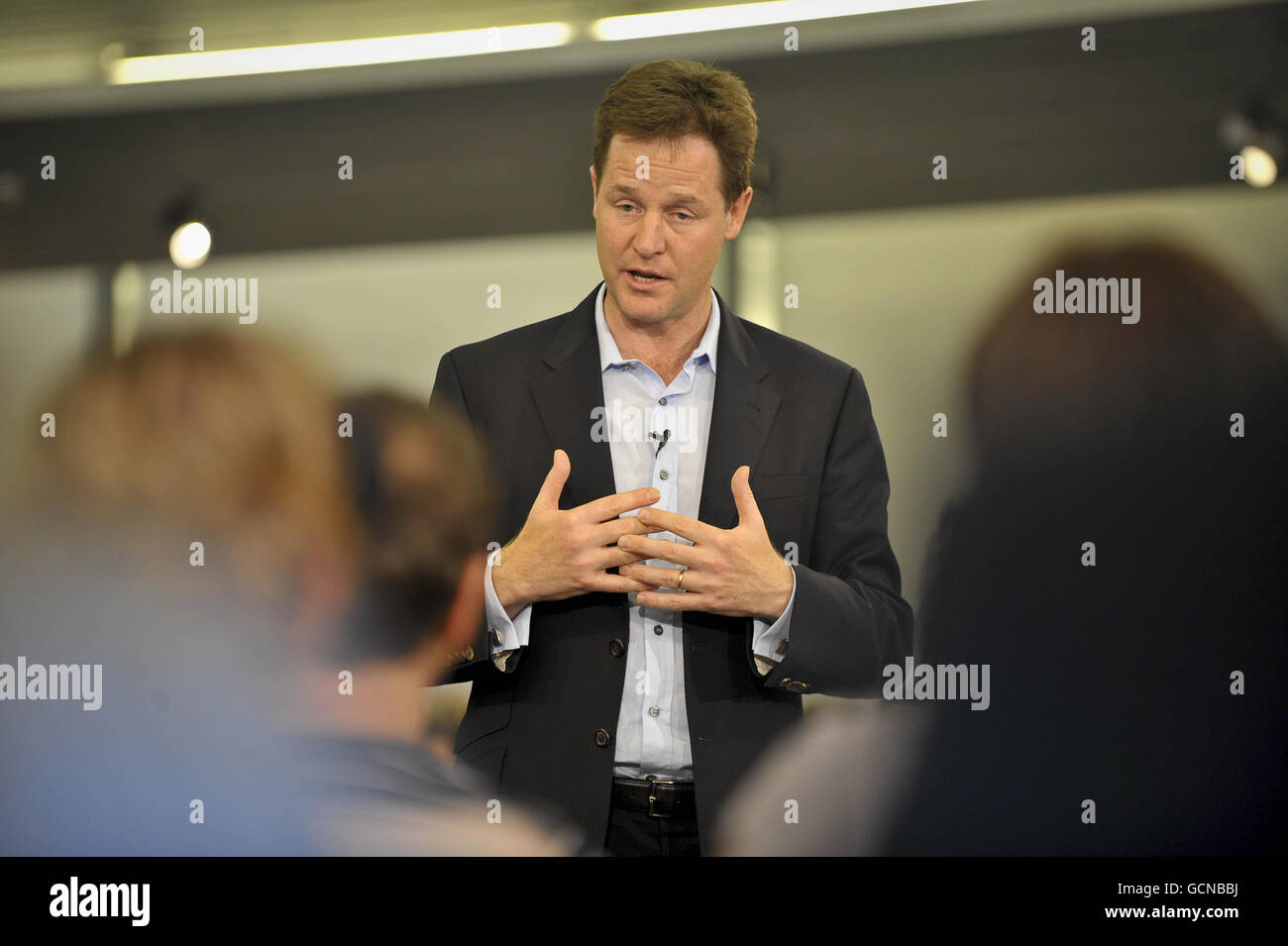 Der stellvertretende Premierminister der Koalitionsregierung Nick Clegg beantwortet Fragen der Öffentlichkeit bei einer organisierten Veranstaltung im @t Bristol Science Centre in Bristol. Stockfoto
