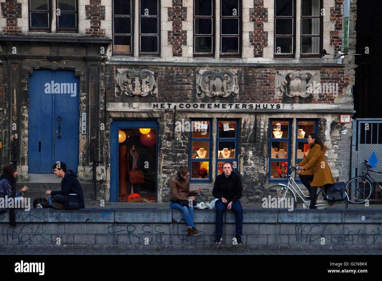 Gebäude entlang der Graslei, einem mittelalterlichen Hafen im historischen Zentrum von Gent, Belgien Stockfoto