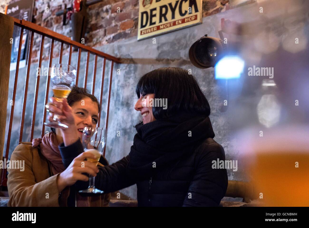 Mädchen im Inneren De Ryck Bierfabrik in Herzele, Belgien. Stockfoto