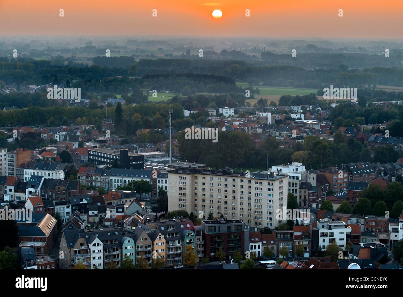 Luftaufnahmen von Mechelen (Malines) bei Sonnenuntergang, Flandern, Belgien Stockfoto