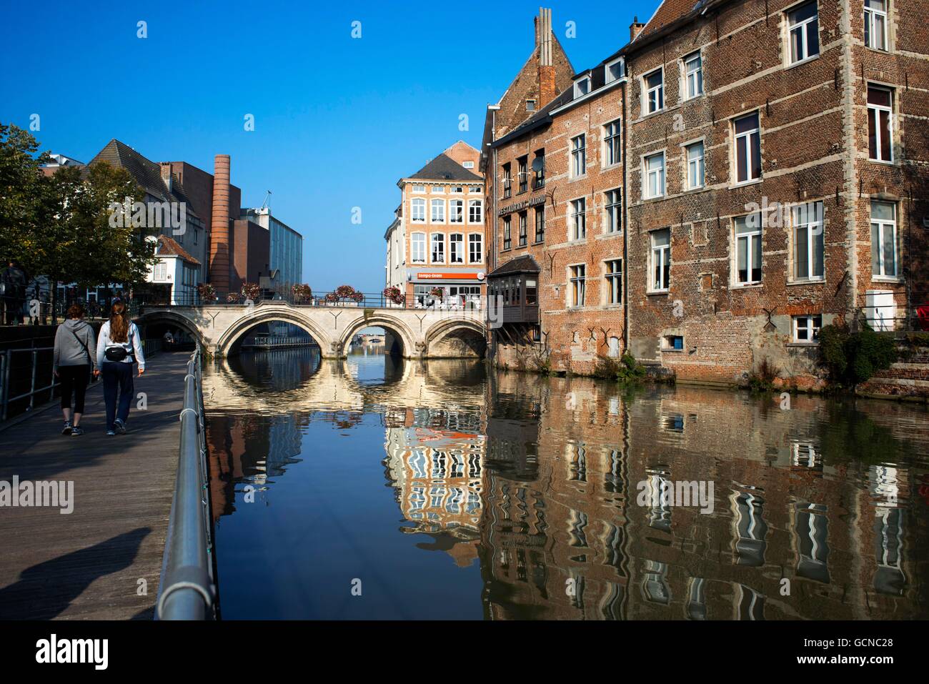 Mechelen Belgien flämische Haus Fassade außen Reisen Reiseziel Twillight Kanal Kanal Wasserstraße Ausflugsboot. Romantische ca Stockfoto