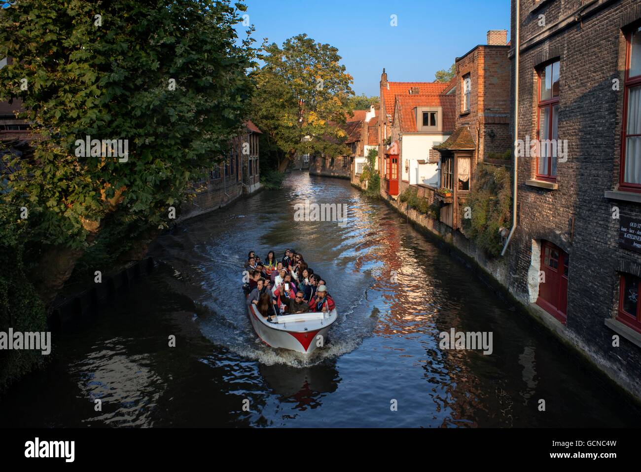 Bootsfahrt auf einem Kanal in der Altstadt, Brügge, Belgien Stockfoto