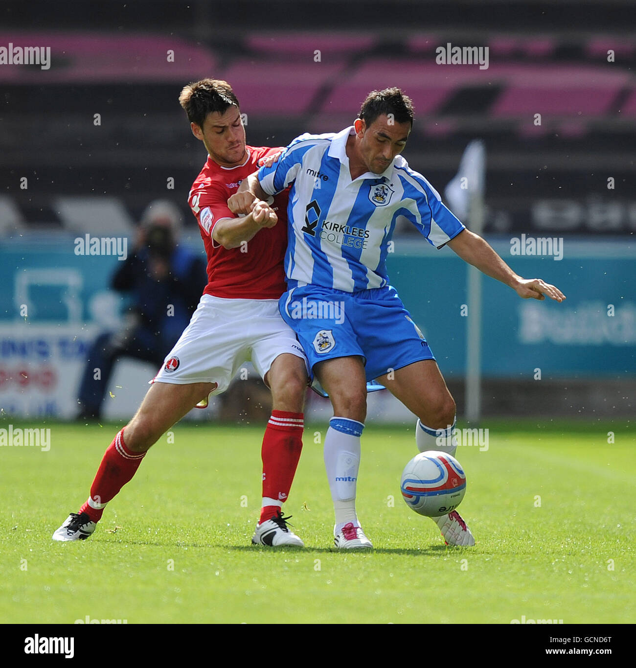 Fußball - npower Football League One - Huddersfield Town / Charlton Athletic - The Galpharm Stadium. Johnnie Jackson von Charlton Athletic und Gary Roberts von Huddersfield Town Stockfoto