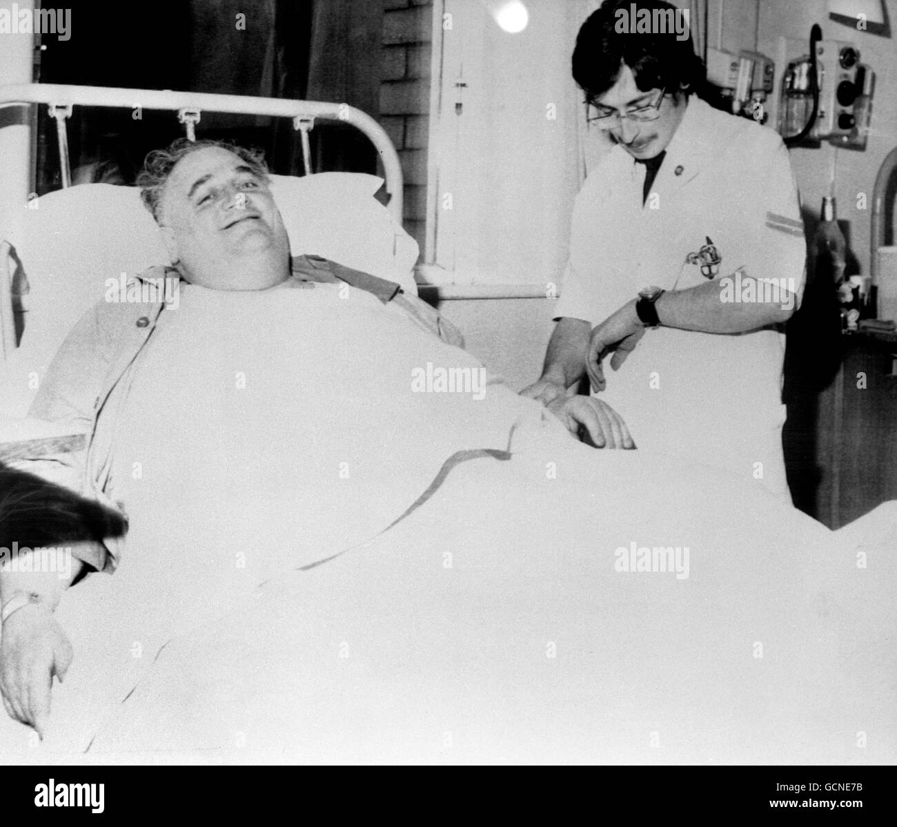 Cyril Smith, 47, Abgeordneter der Liberalen für Rochdale und der Parteiführer Peitsche, im Bett des Birch Hall Hospital, Rochdale, wo er heute aufgenommen wurde. Seine Mutter, Frau Eva Smith, sagte, dass er sich in den frühen Morgenstunden unwohl gemacht habe. Stockfoto