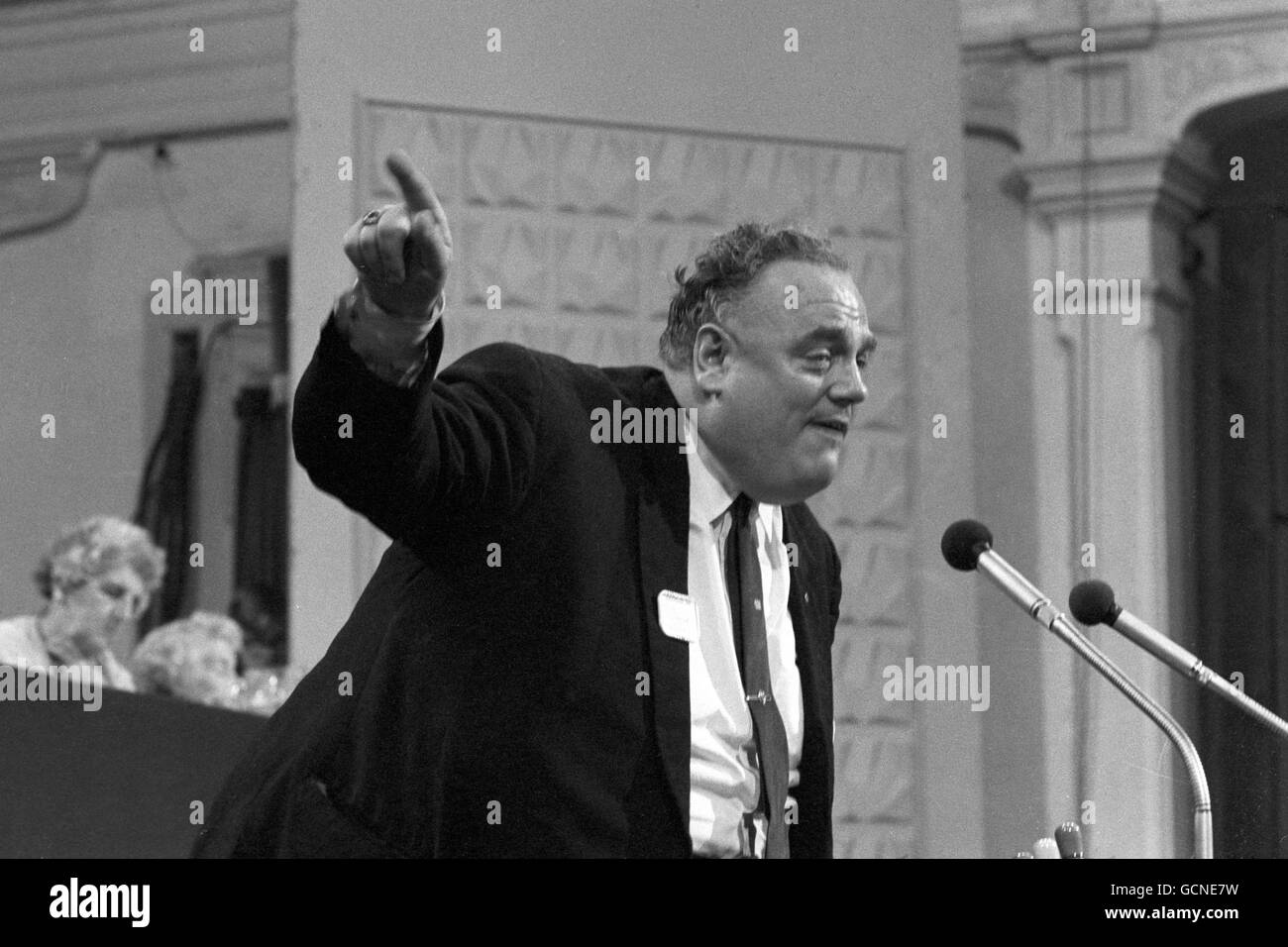 Rochdales ehemaliger Bürgermeister, Cyril Smith, macht eine spitz zulaufende Geste, während er sich an die Liberale Versammlung in Scarborough wendet. Er bekam Standing Ovation Stockfoto