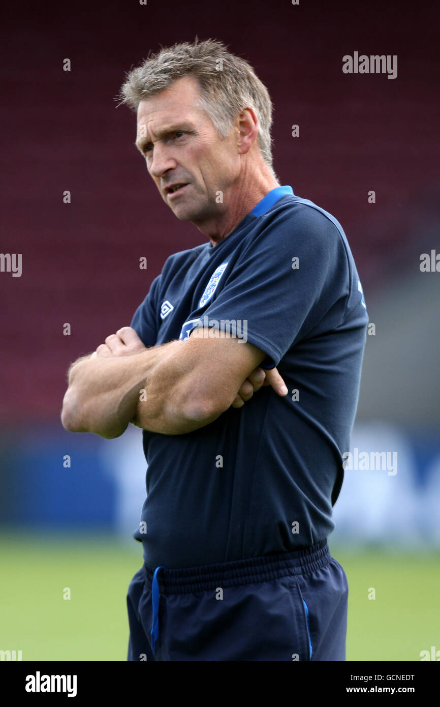 Fußball - unter 17 Internationale Freundschaften - England gegen Portugal - Glanford Park. Kenny Swain, England Assistant Coach. Stockfoto