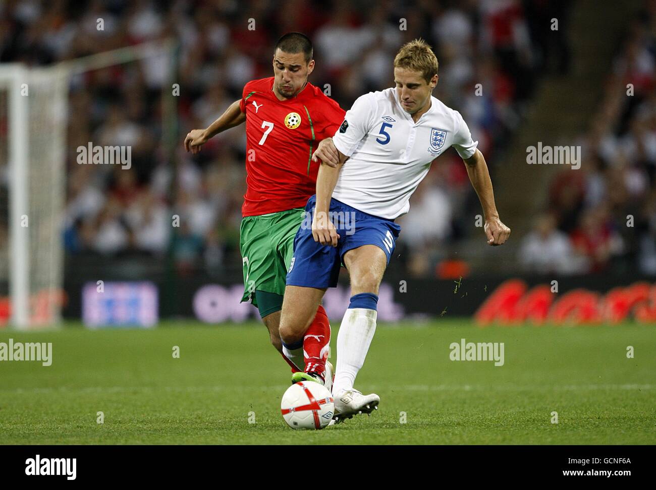 Fußball - UEFA Euro 2012 - Qualifikation - Gruppe G - England gegen Bulgarien - Wembley-Stadion. Englands Michael Dawson (rechts) verstrickt sich mit Bulgariens Ivelin Popov und verletzt anschließend sein Knie Stockfoto