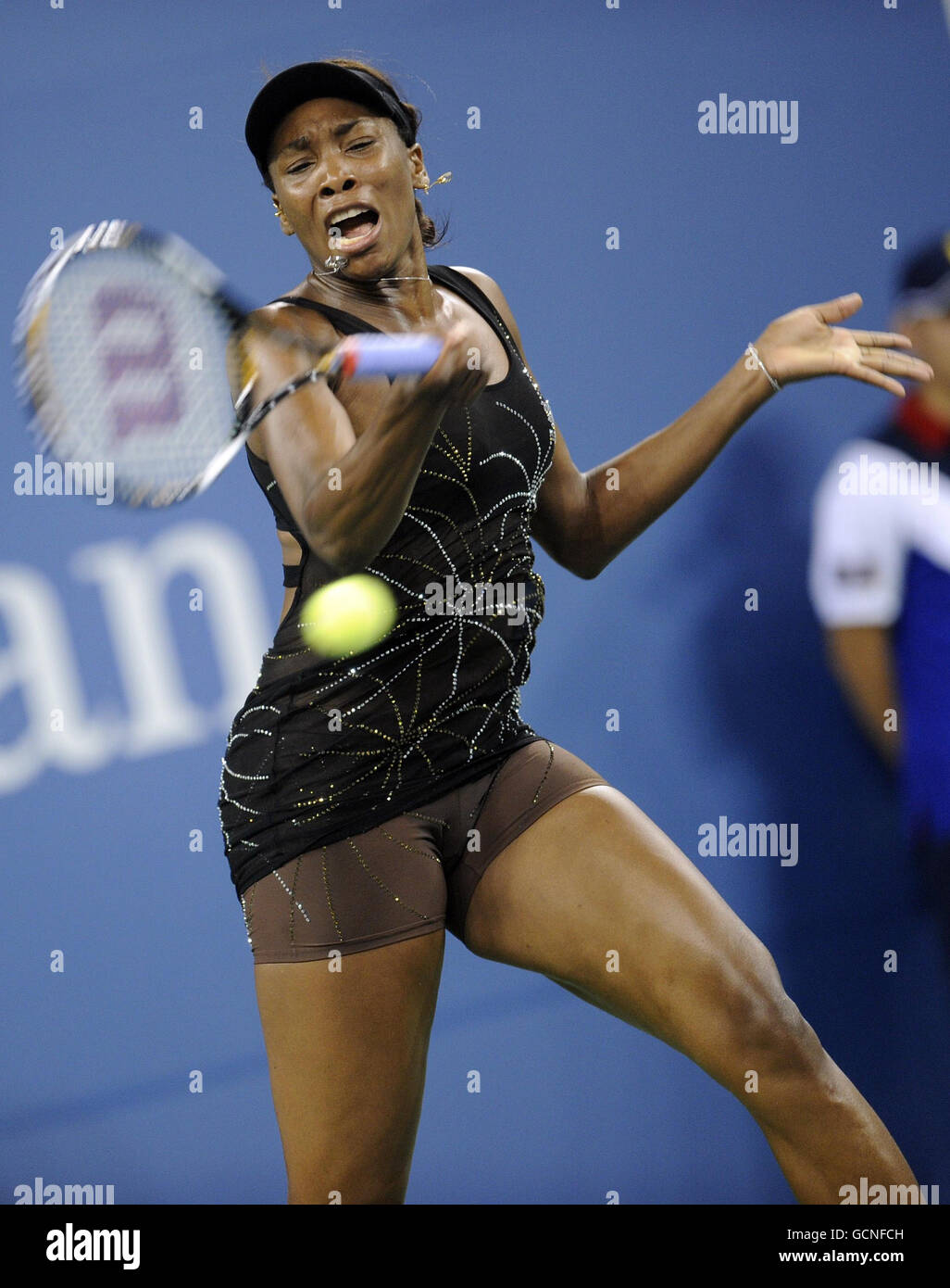 Venus Williams in den USA im Einsatz gegen Mandy Minella in Luxemburg am fünften Tag der US Open in Flushing Meadows, New York, USA. Stockfoto