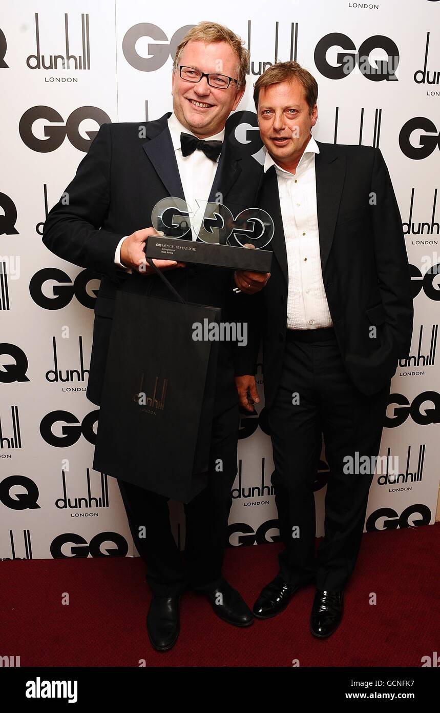 Nick Jones mit seinem Entrepreneur of the Year Award, verliehen von Matthew Freud, bei den GQ Men of the Year Awards 2010 im Royal Opera House, Covent Garden, London. Stockfoto