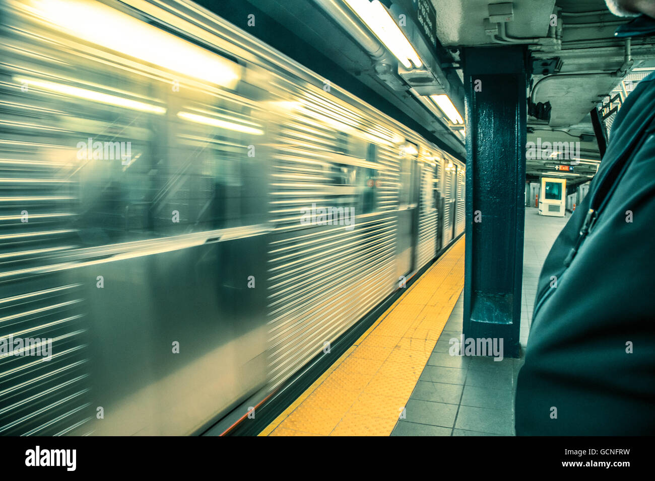 New York City u-Bahn-Station mit Zug von Plattform zu beschleunigen Stockfoto