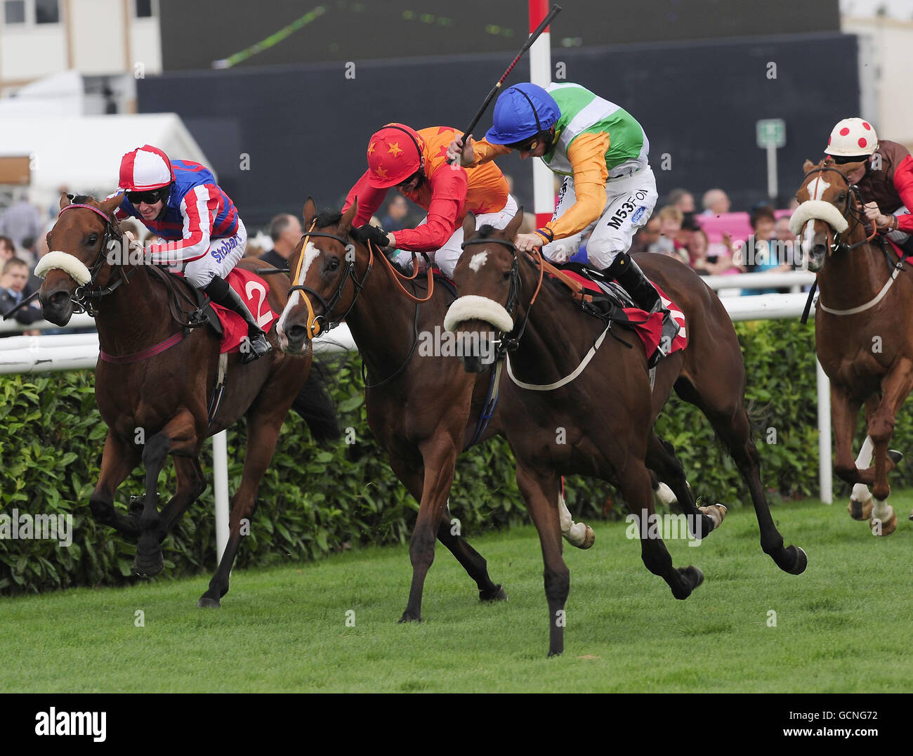 Barefoot Lady mit Paul Hanagan (Mitte) gewinnt den Einsatz von AJ Webb und Son Fresh Produce Supplies Conditions beim Welcome to Yorkshire Day auf der Doncaster Racecourse. Stockfoto