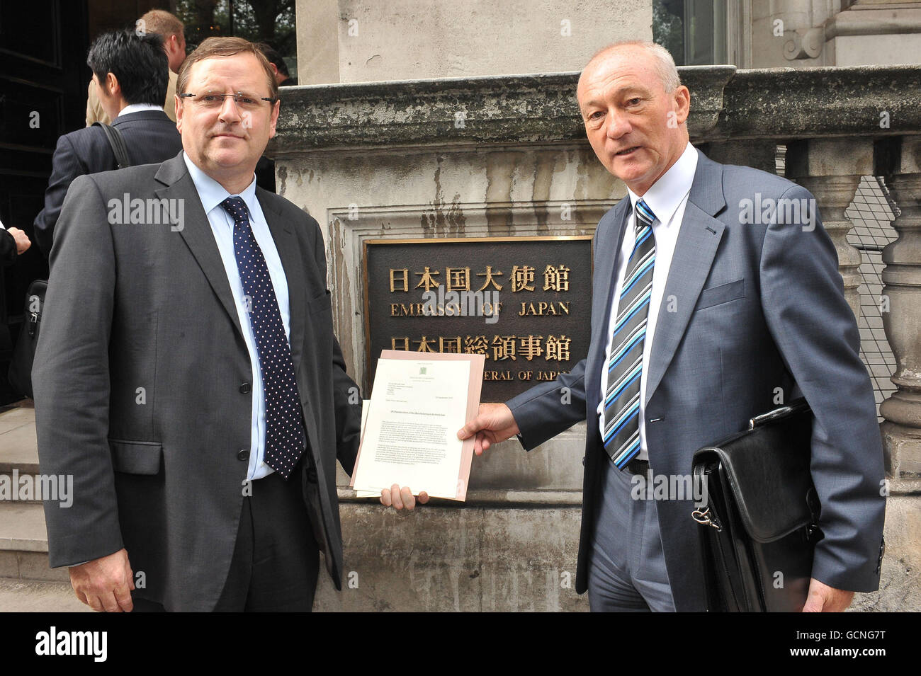 Der Sedgefield-Abgeordnete Phil Wilson (links) und Davey Hall, Regionalsekretär der Gewerkschaft Unite, kommen in der japanischen Botschaft in London an, um einen Brief vorzulegen, in dem der Nordosten als bevorzugter Standort für eine geplante Intercity-Schnellzugfabrik unterstützt wird. Stockfoto