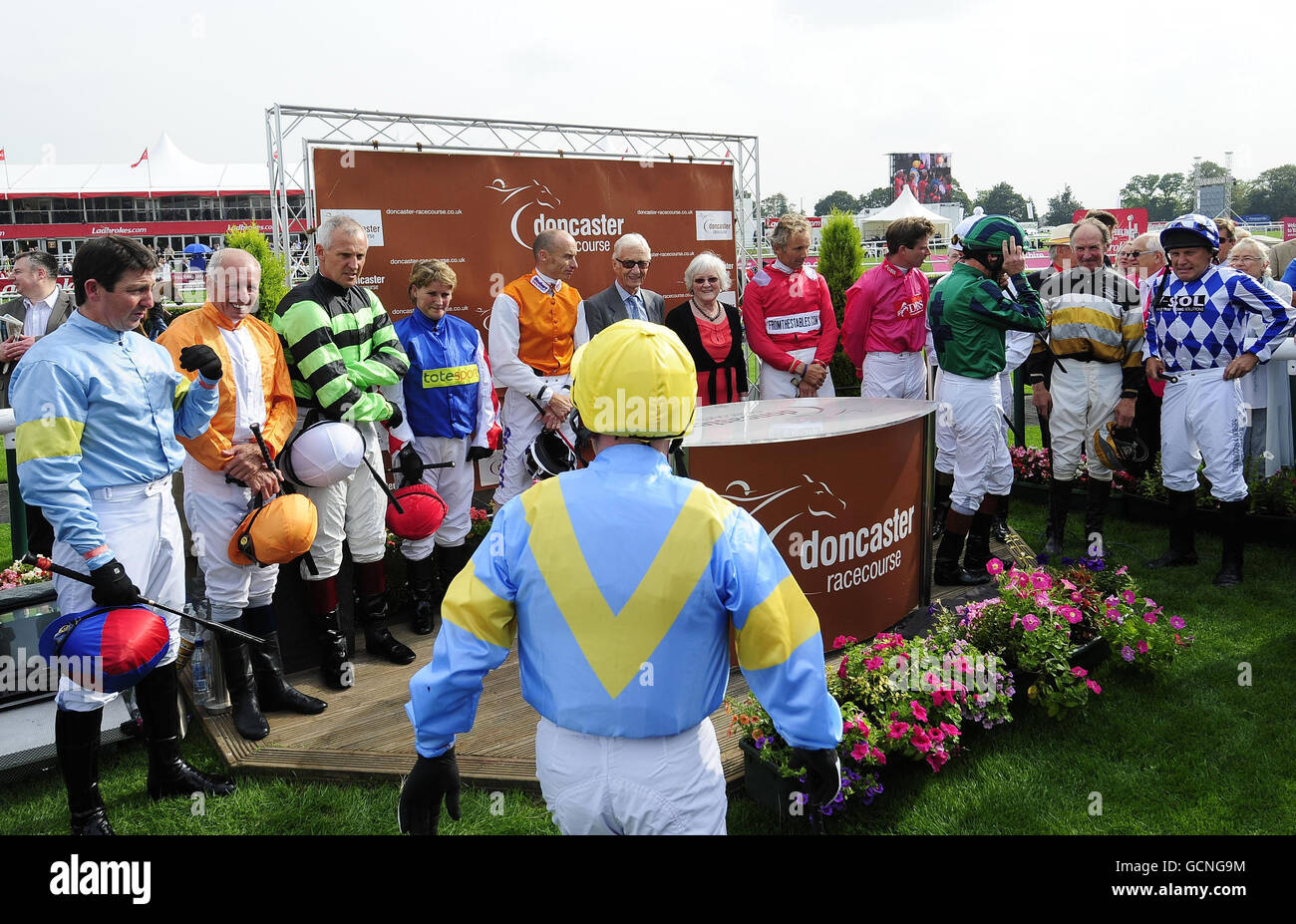 Rennlegende Lester Piggott (Mitte) mit den ehemaligen berühmten Jockeys, die an den Fudge und Smudge Leger Legends teilgenommen haben, klassifizierten Einsätze am Welcome to Yorkshire Day auf der Doncaster Racecourse. Stockfoto