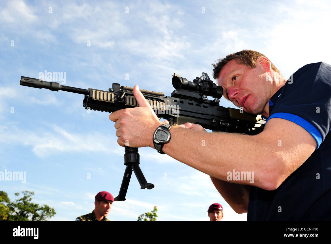 Soccer - England unter 21 Besuch in Colchester Barracks. Während einer Tour der 16 Air Assault Brigade und der Colchester Garrison, Colchester, blickt der Manager Stuart Pearce, England Under 21, durch ein Gewehr. Stockfoto