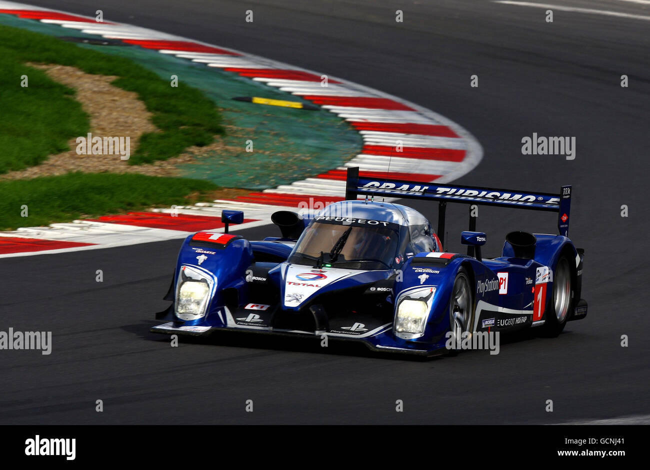 Der britische Rennfahrer Anthony Davidson fährt den Peugeot 908 HDI während des 1000-km-Rennens der Le Mans Series auf dem Silverstone Circuit in Northamptonshire. Stockfoto