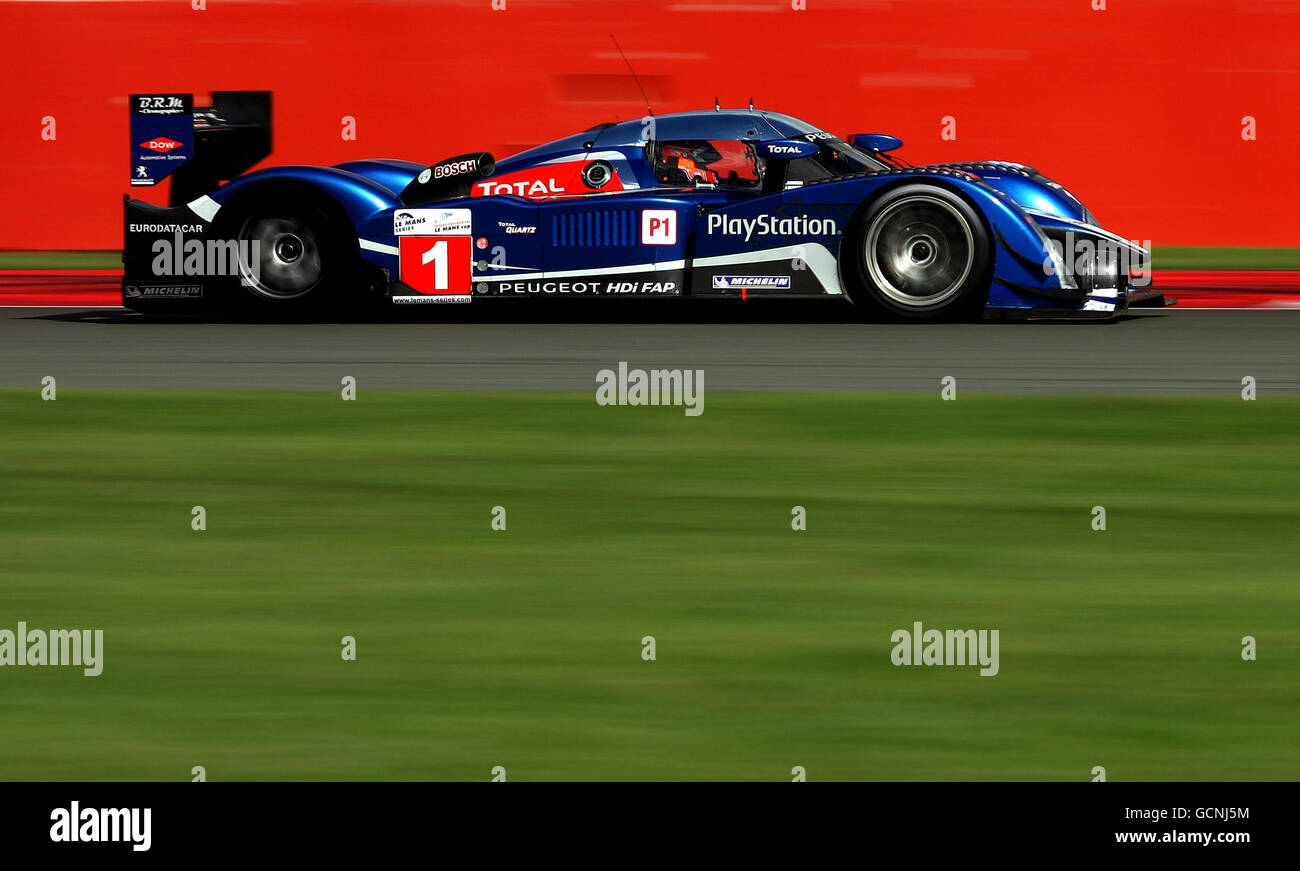 Frankreichs Nicolas Minassian fährt den Peugeot 908 HDI während des 1000-km-Rennens der Le Mans-Serie auf dem Silverstone Circuit in Northamptonshire. Stockfoto