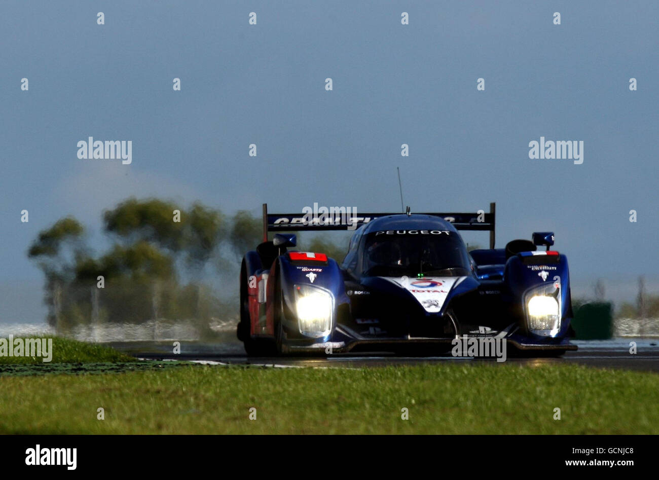 Motorsport - Le Mans Series - Renntag - Silverstone. Anthony Davidson aus Großbritannien fährt den Peugeot 908 HDI während des 1000-km-Rennens der Le Mans-Serie auf dem Silverstone Circuit in Northamptonshire. Stockfoto