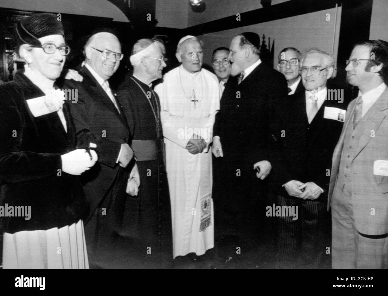 Papst Johannes Paul II. (Mitte) trifft mit dem Bischof Thomas Holland von Salford (dritter links) zusammen mit anderen jüdischen Würdenträgern den Oberrabbiner des Vereinigten Königreichs, Sir Immanuel Jakobovits (vierter rechts), im Kloster der Armen Schwestern von Nazareth in Manchester. Stockfoto