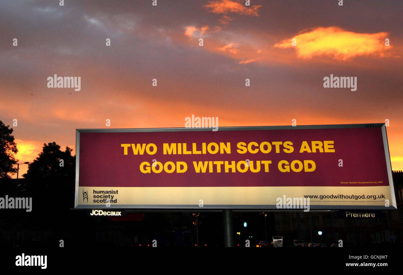 Ein Werbespot auf einer Plakatwand der Organisation Good Without God in Glasgow vor einem Besuch von Papst Benedikt. Stockfoto