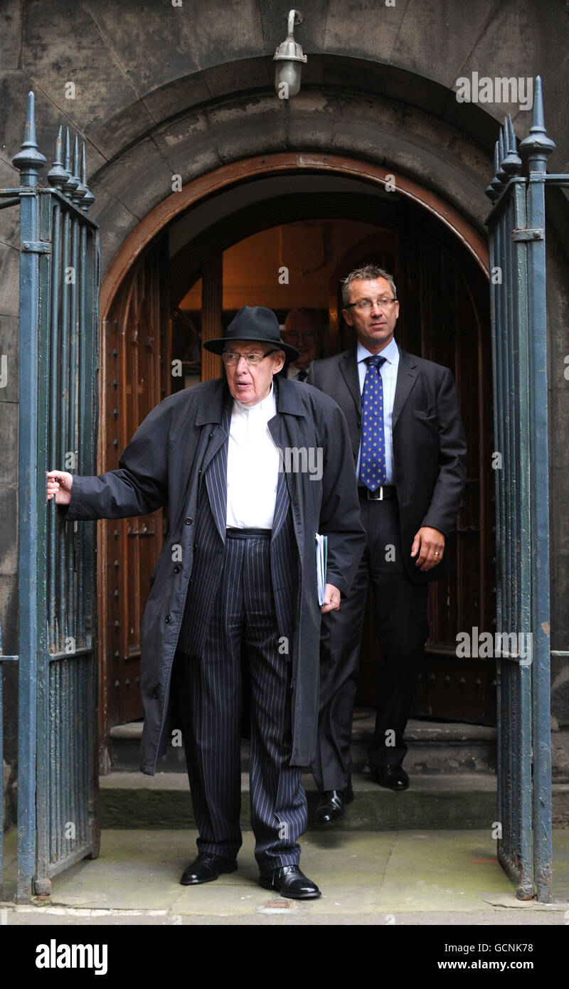 Reverend Ian Paisley verlässt die Magdalen-Kapelle in Edinburgh, bevor er mit Mitgliedern der Delegation der Presbyterianischen Kirche gegen den Besuch von Papst Benedikt XVI. Protestiert, der früher am Tag in der Stadt zu einem viertägigen Besuch im Vereinigten Königreich eintraf. DRÜCKEN Sie VERBANDSFOTO. Bilddatum: Donnerstag, 16. September 2010. Der Rev Paisley, jetzt Lord Bannside, hatte einen Protest in der Liverpool in 1982 gegen den Besuch von Johannes Paul II.. Siehe PA Geschichte RELIGION Papst. Bildnachweis sollte lauten: Anna Gowthorpe/PA Wire Stockfoto