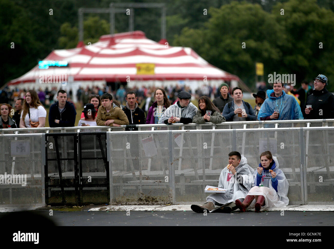 FestivalbesucherInnen beobachten die Federbeine auf der Hauptbühne am zweiten Tag des T im Park, das jährliche Musikfestival Schloss Strathallan, Perthshire. Stockfoto