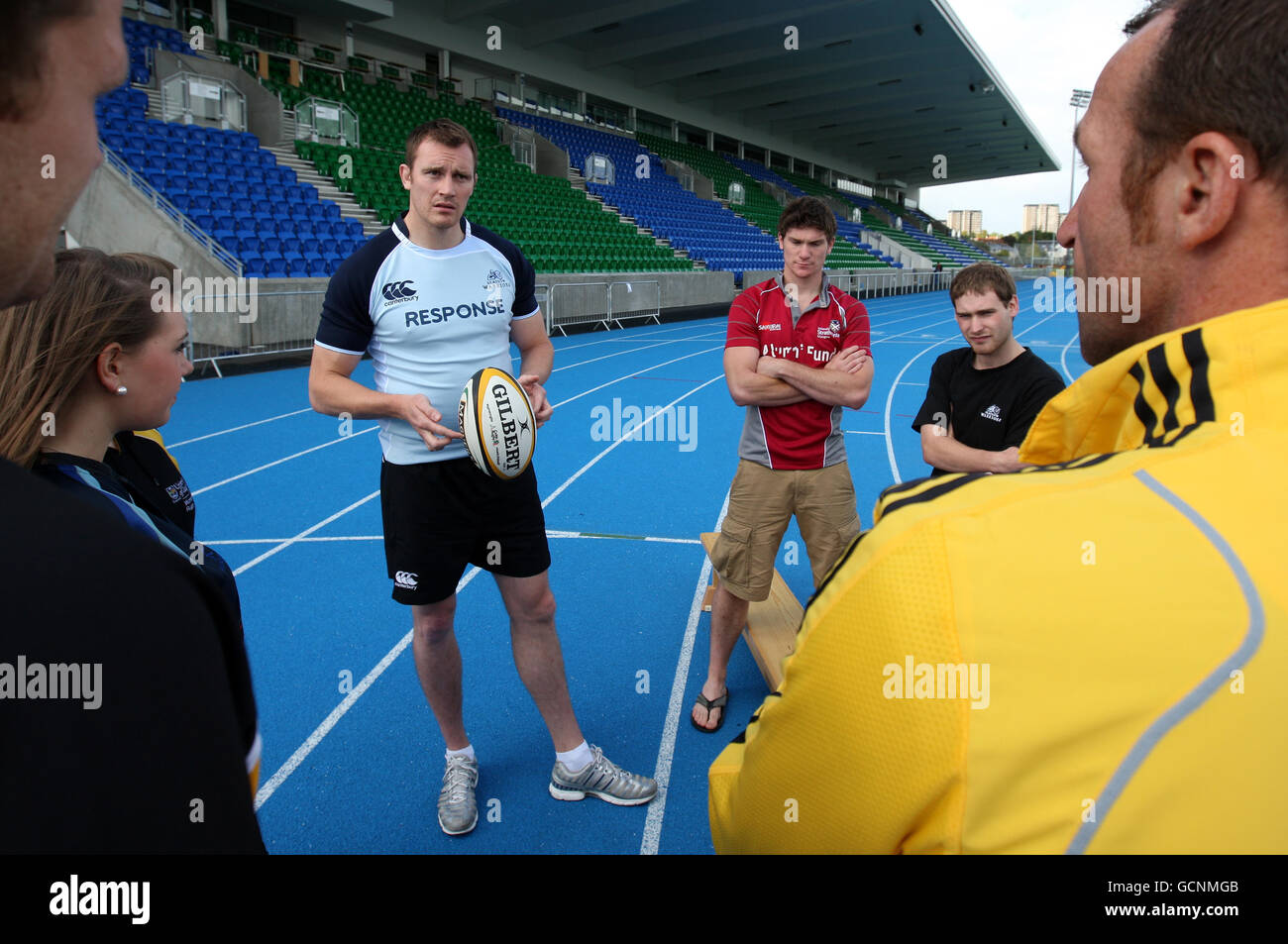 Glasgow Warriors Rugby-Spieler Alastair Kellock mit Rugby-Kapitäninnen von Frauen- und Männerseiten von Universitäten in Glasgow während einer Mediensitzung auf dem Scostoun Sports Campus, Glasgow. Stockfoto