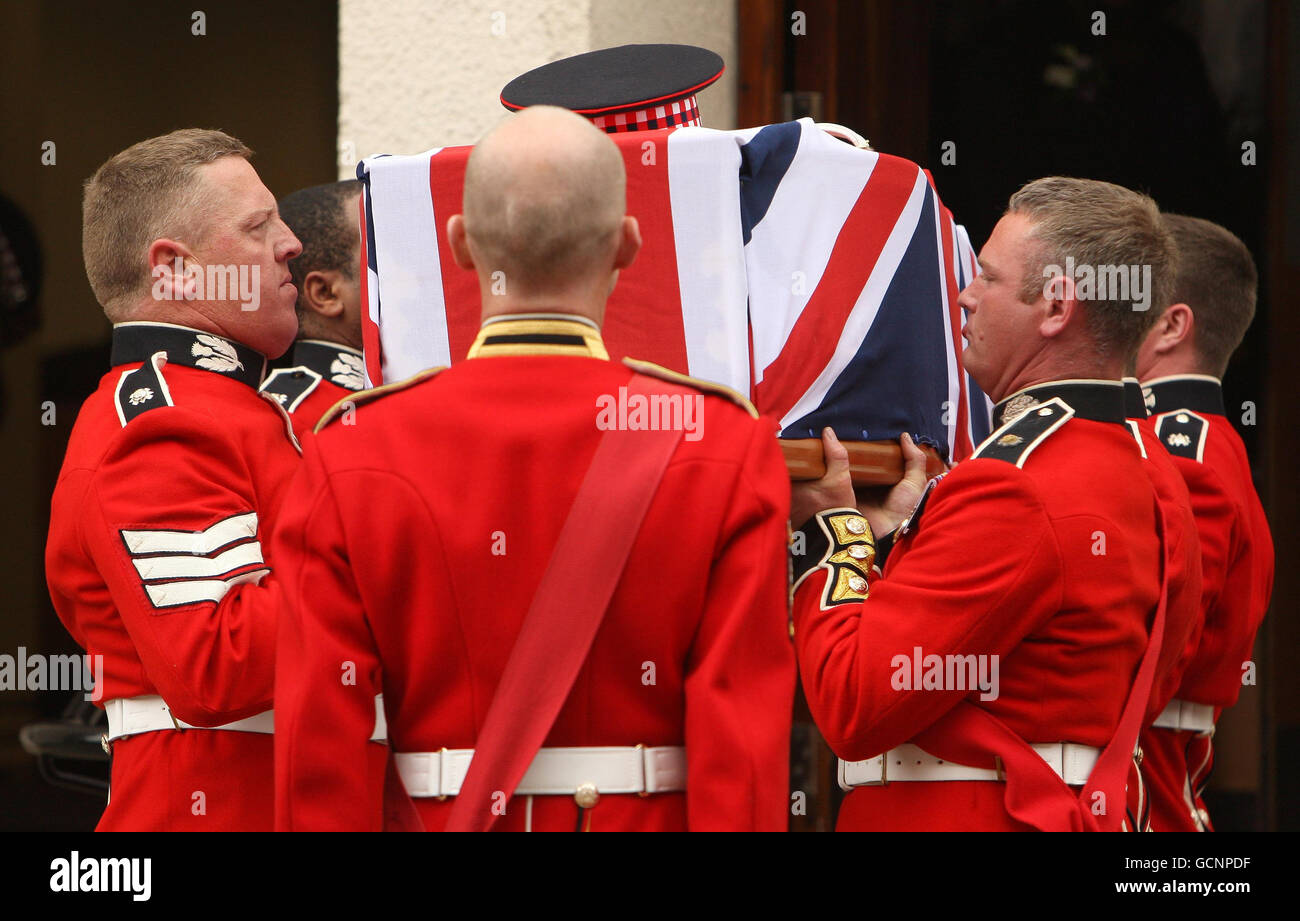 Paletträter tragen den Sarg von Lance Sergeant Dale McCallum, 31, der Schotten-Garde des 1. Bataillons, in die neutestamentliche Kirche Gottes in Willesden, Nord-London. Stockfoto