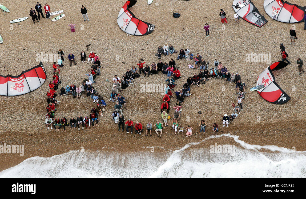 Richard Branson und sein Team buchstabieren das Wort BOO in Dungeness in Kent, England, nachdem sein zweiter Versuch, zwei Weltrekorde durch Kite-Boarding über den Ärmelkanal von Kent aus zu erreichen, aufgrund der Wetterbedingungen verschoben wurde. Stockfoto