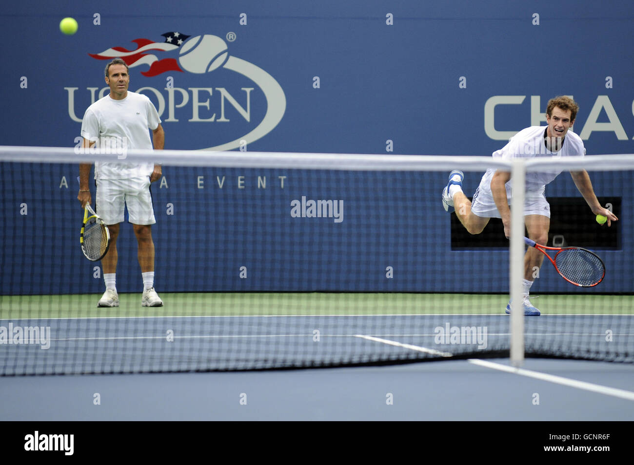 Andy Murray und der spanische Trainer Alex Corretja (links) während eines Trainings in Flushing Meadows vor den US Open 2010 in New York City Stockfoto