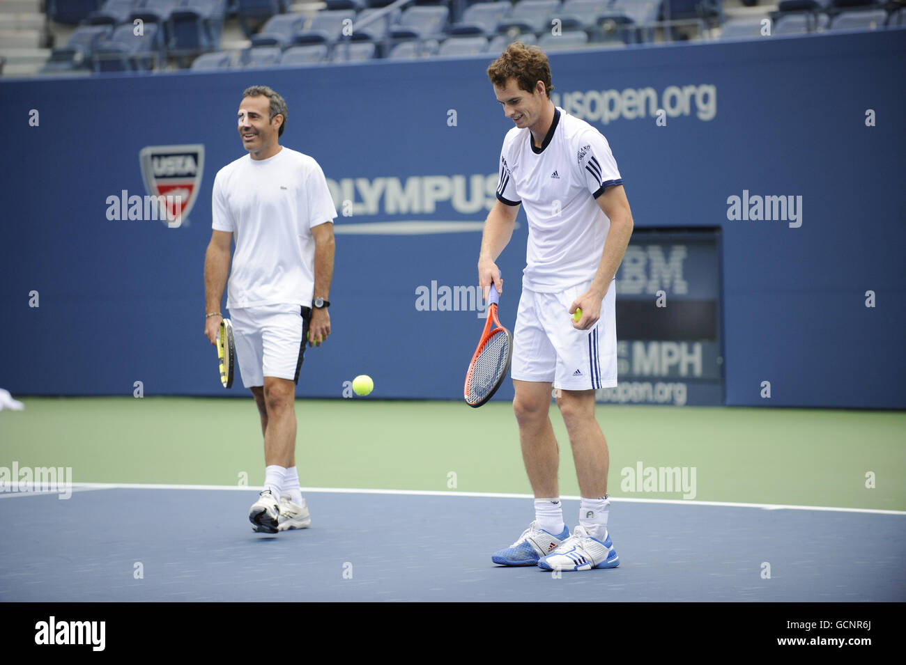 Andy Murray und der spanische Trainer Alex Corretja (links) während eines Trainings in Flushing Meadows vor den US Open 2010 in New York City Stockfoto