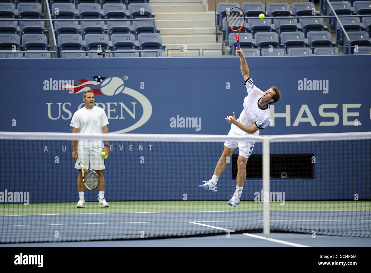 Andy Murray und der spanische Trainer Alex Corretja (links) während eines Trainings in Flushing Meadows vor den US Open 2010 in New York City Stockfoto