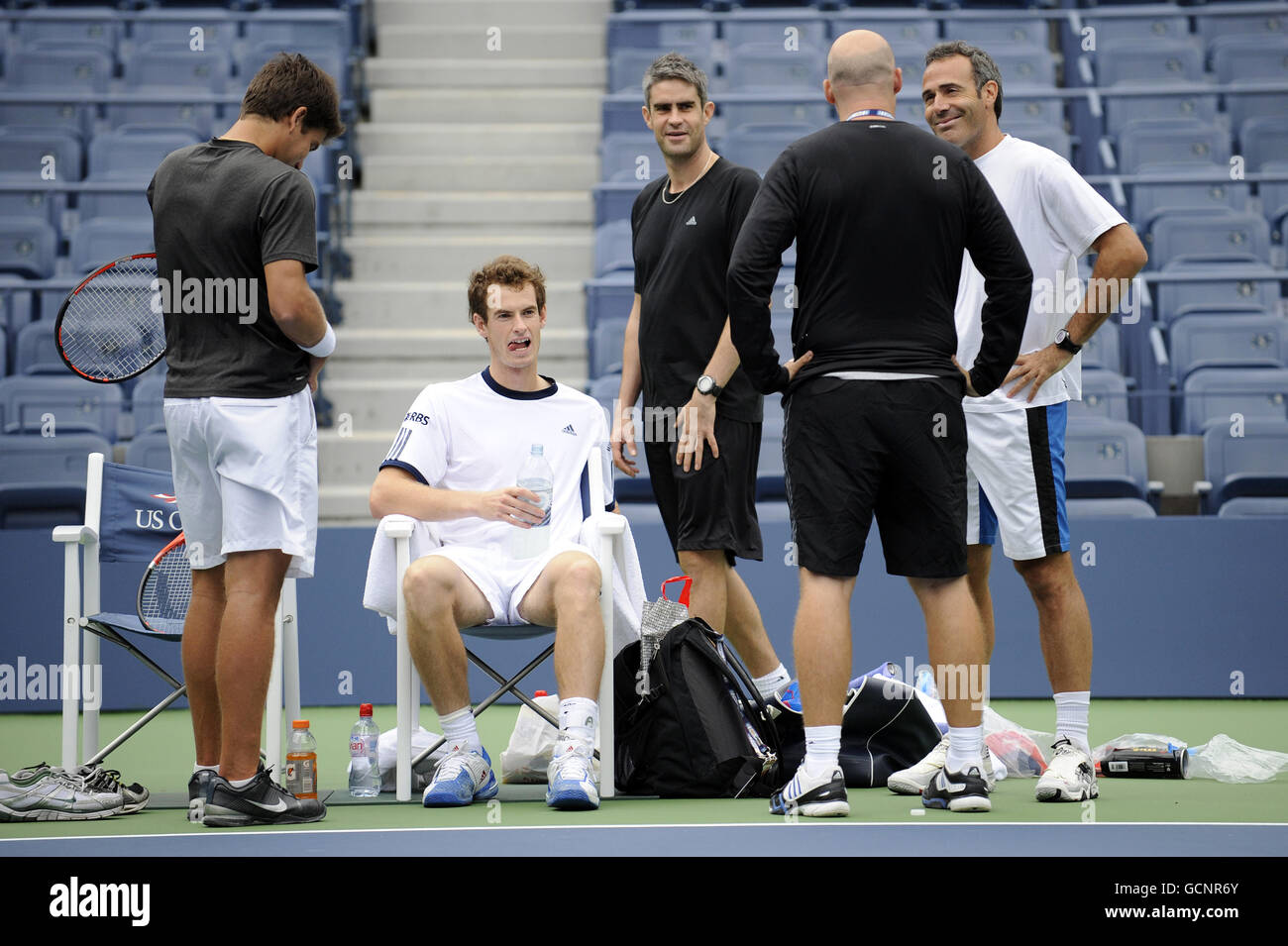 EXKLUSIV. Andy Murray und der spanische Trainer Alex Corretja (rechts) während einer Trainingseinheit in Flushing Meadows vor den US Open 2010 in New York City Stockfoto