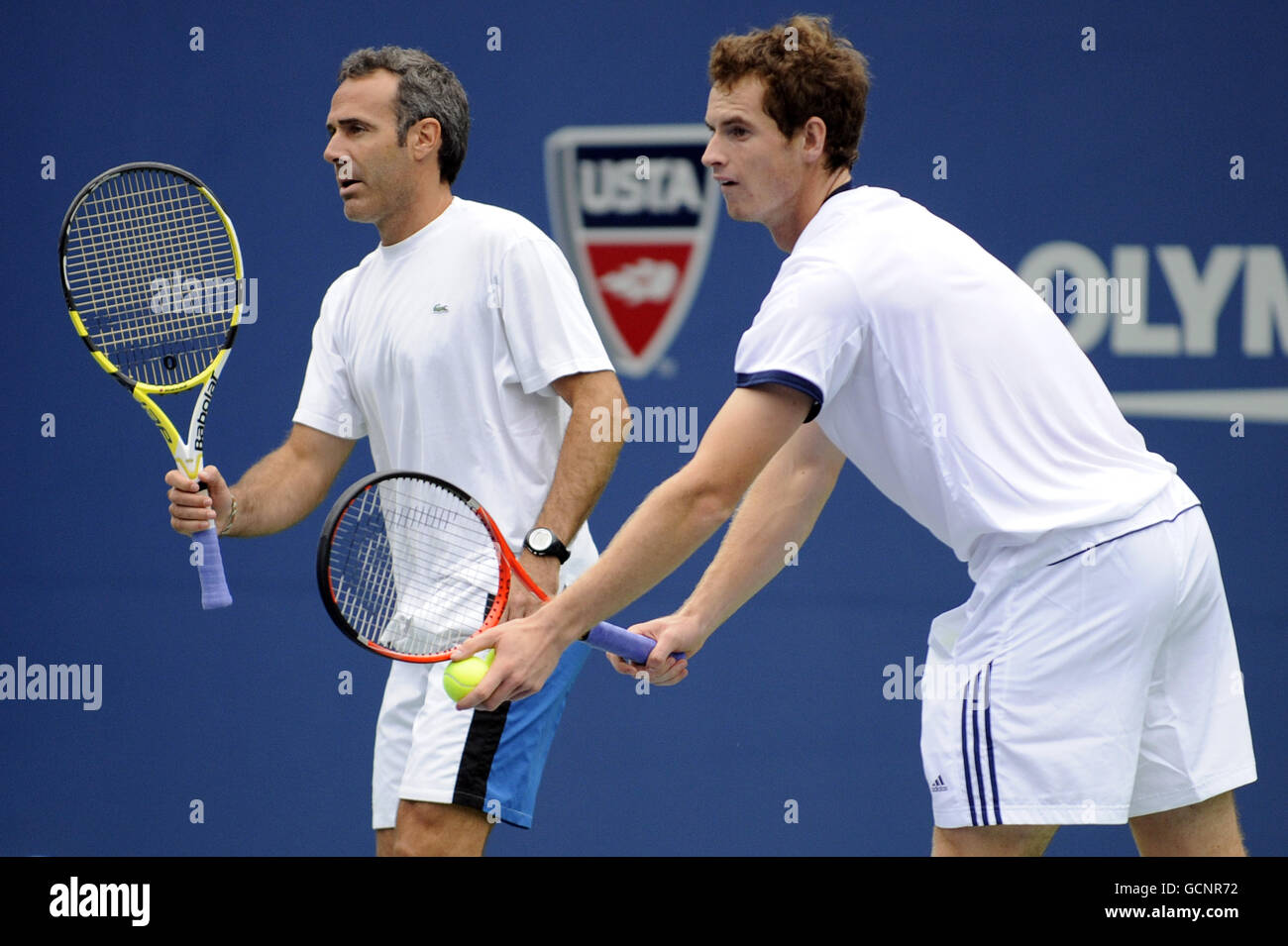 Andy Murray und der spanische Trainer Alex Corretja (links) während eines Trainings in Flushing Meadows vor den US Open 2010 in New York City Stockfoto